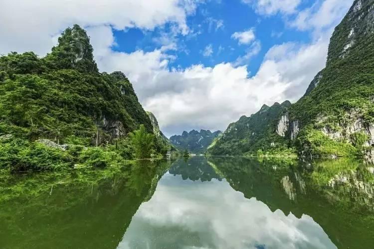 白色斜肩上衣+修身牛仔裤,这样别致的造型是你喜欢的吗?-有问必答平台